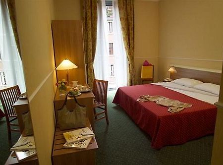 Hotel Johnny Милано Екстериор снимка