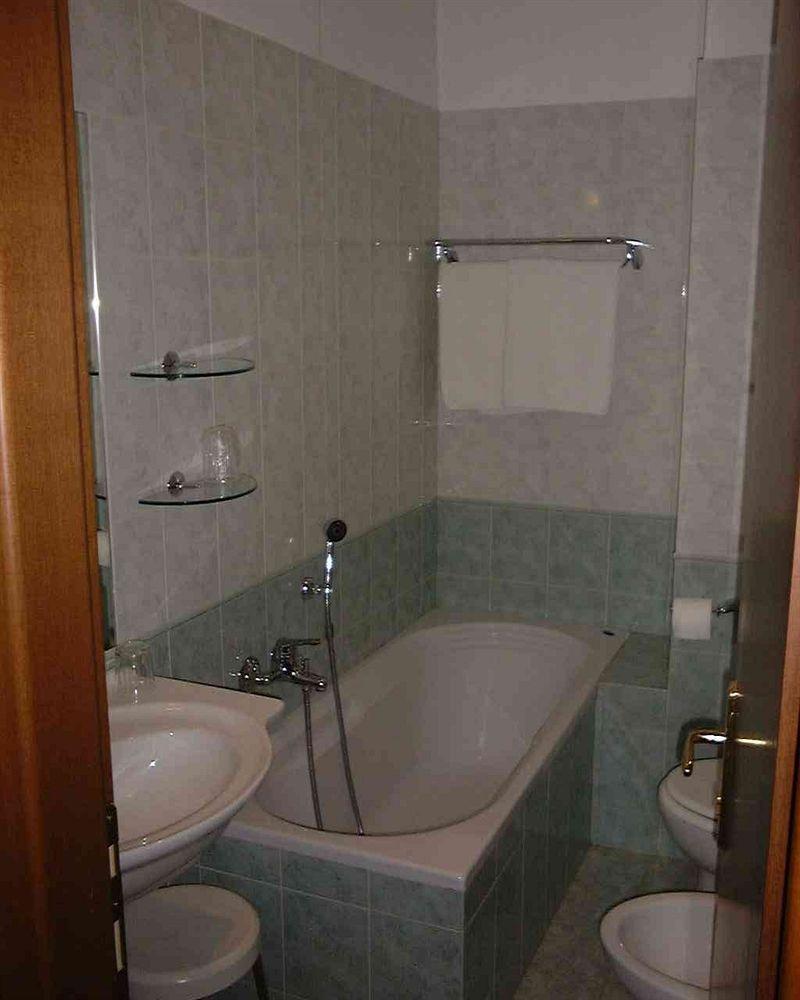 Hotel Johnny Милано Екстериор снимка