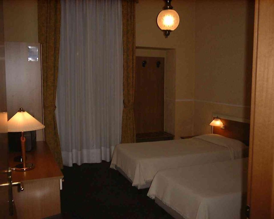 Hotel Johnny Милано Екстериор снимка