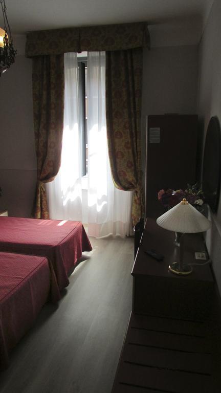 Hotel Johnny Милано Екстериор снимка