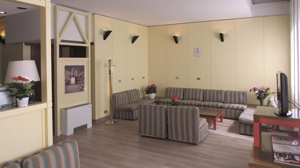 Hotel Johnny Милано Екстериор снимка