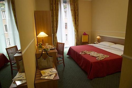 Hotel Johnny Милано Екстериор снимка