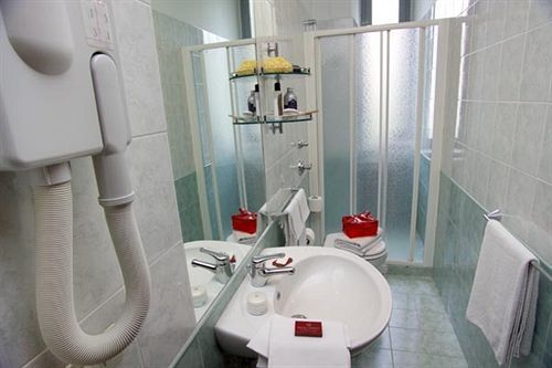 Hotel Johnny Милано Екстериор снимка