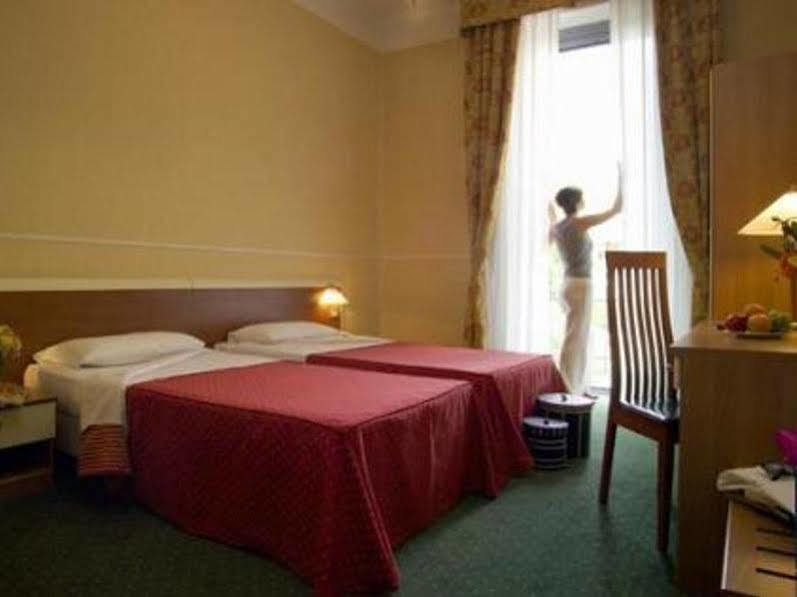 Hotel Johnny Милано Екстериор снимка