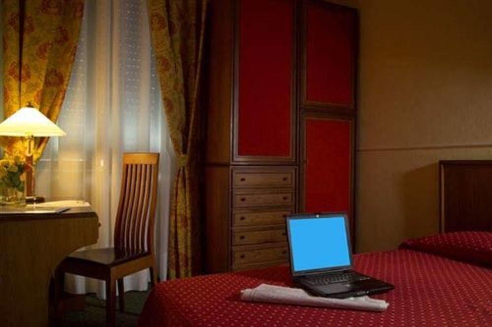 Hotel Johnny Милано Екстериор снимка