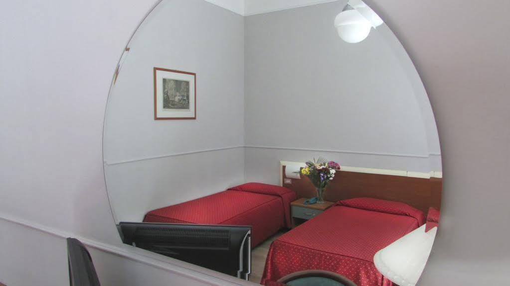 Hotel Johnny Милано Екстериор снимка