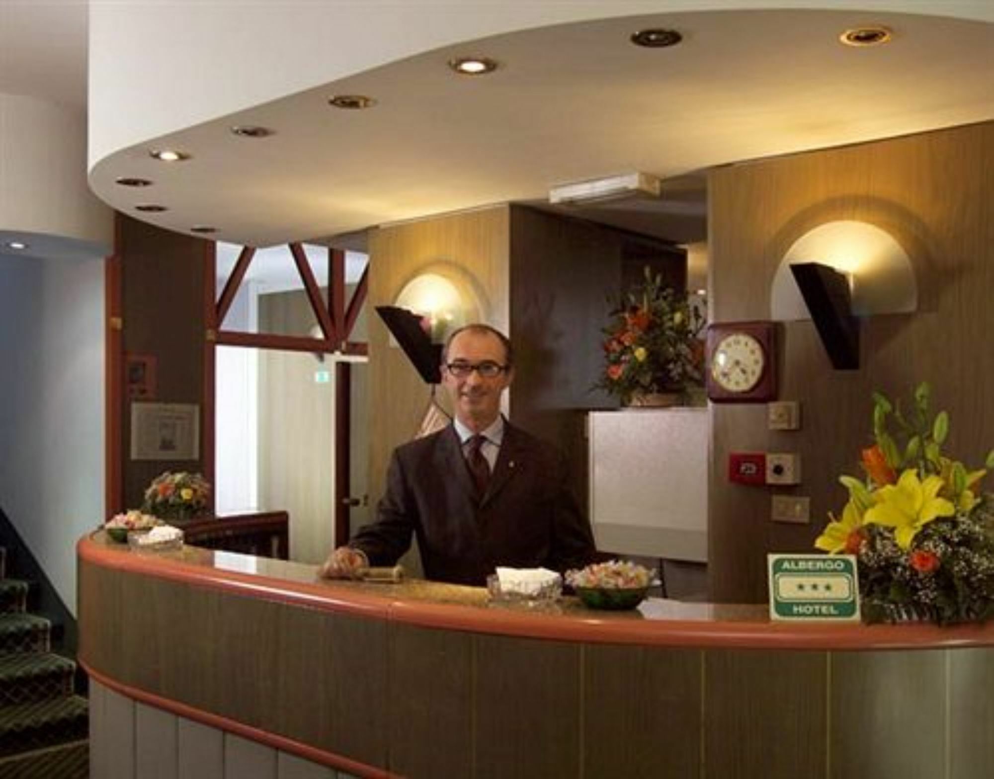 Hotel Johnny Милано Екстериор снимка